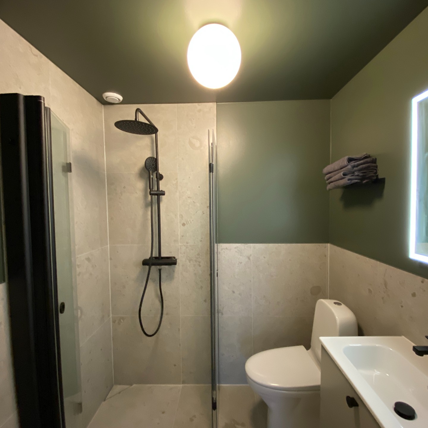 Totalentreprenad där även badrummen renoverades.